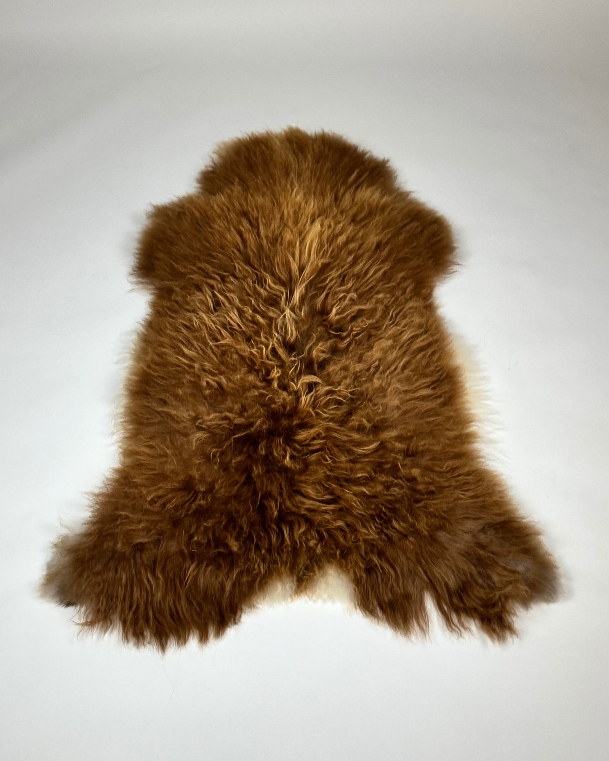 GLØD – Saueskinn 110–120 cm, brun natur honning | Granberg Garveri