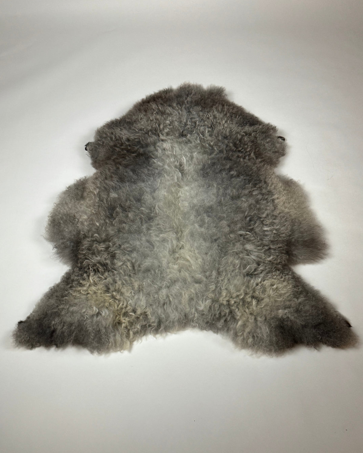TÅKE – Saueskinn 100–110 cm, gråmelert natur | Granberg Garveri