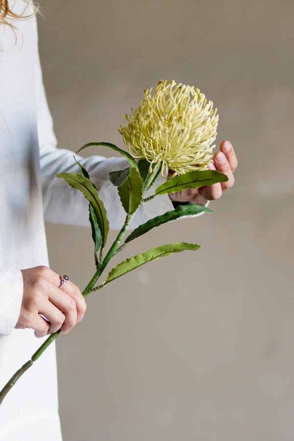 Needle Flower – gul, 61 cm