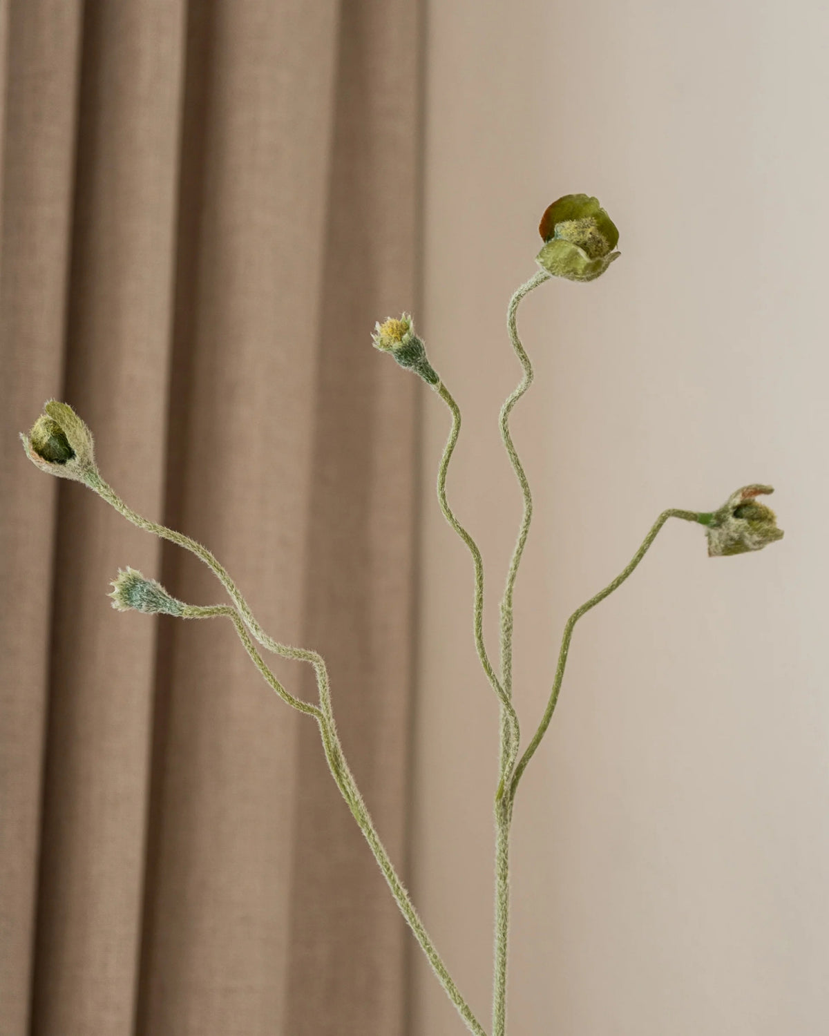 Poppy Bud kunstig valmuegren 65 cm fra Amarante