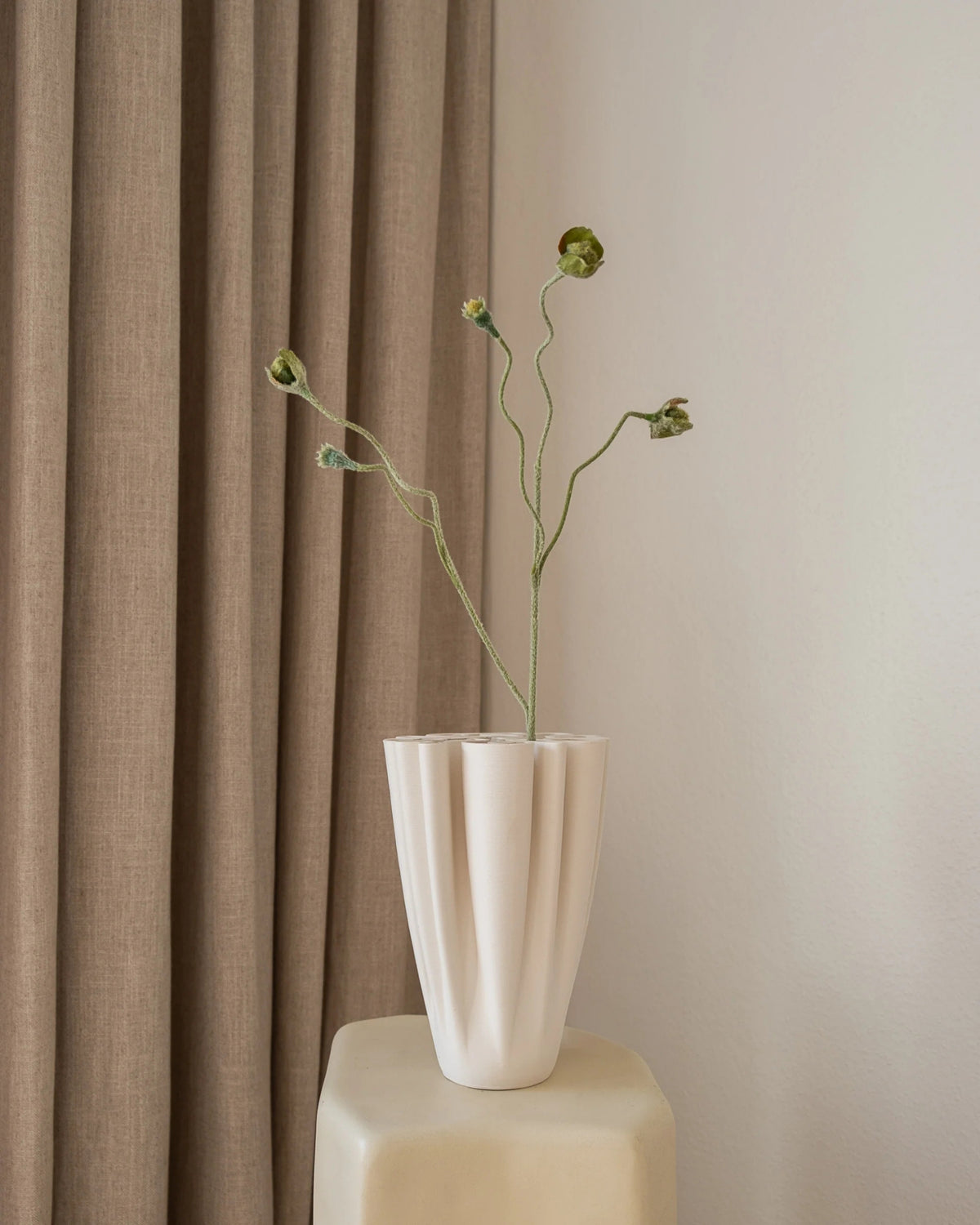 Poppy Bud kunstig valmuegren 65 cm fra Amarante